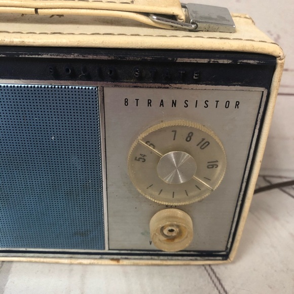 Vintage Lloyd's 8 Transistor AC/Battery Radio - Picture 2 of 13